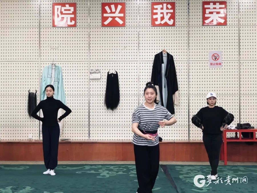 李晨阳(中)正在排练剧目《霸王别姬》