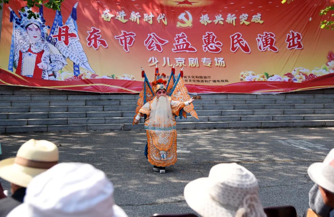 丹东少儿京剧专场上演养老院